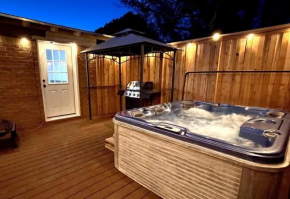 The Solstice l Hot Tub EV Charger Private Yard